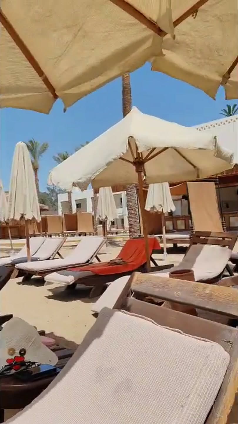 I lettini e gli ombrelloni in tessuto della zona spiaggia del Ghazala Gardens, con le sdraio in legno un po' usurate