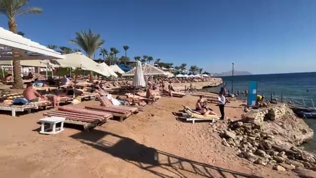 La spiaggia rocciosa del Grand Oasis Resort in discesa verso il mare, con le sdraio nella parte alta