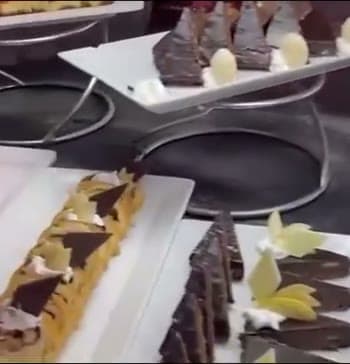 Il banco dei dolci del buffet dell'Hilton Sharks Bay, con torte al cioccolato e fette decorate