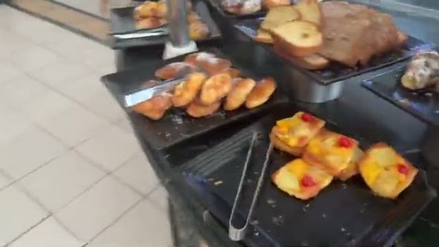 Il buffet della colazione al Jaz Fayrouz Sharm con cornetti e dolcetti: alcuni più secchi di altri