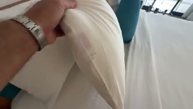 Il dettaglio della federa ingiallita con qualche macchia nella camera 307 del Jaz Fayrouz Sharm