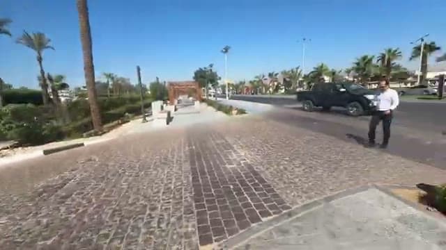 La strada principale di Naama Bay davanti al Jaz Fayrouz Sharm, tra palme e vialetti in pietra