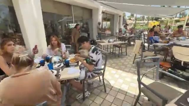 La sala esterna del ristorante del Jaz Fayrouz Sharm con i tavoli all'ombra durante il pranzo