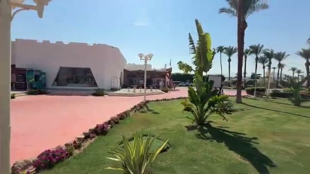 La zona delle stanze del Jaz Fayrouz Sharm, l'edificio bianco con le camere in stile bungalow tra i giardini