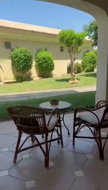 Il balcone della camera del Jaz Mirabel Beach affacciato sul giardino verde del resort