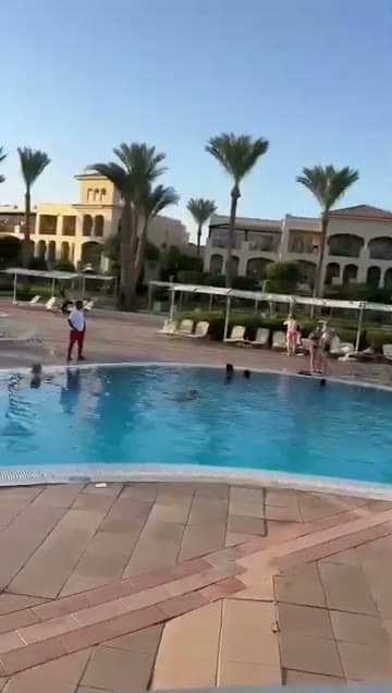 La piscina del Jaz Mirabel Beach circondata dalle palme, con gli edifici del resort sullo sfondo