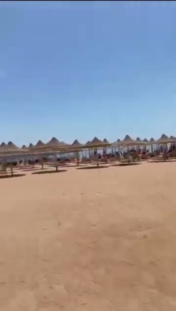 La spiaggia del Jaz Mirabel Beach con la fila di ombrelloni in paglia sulla sabbia