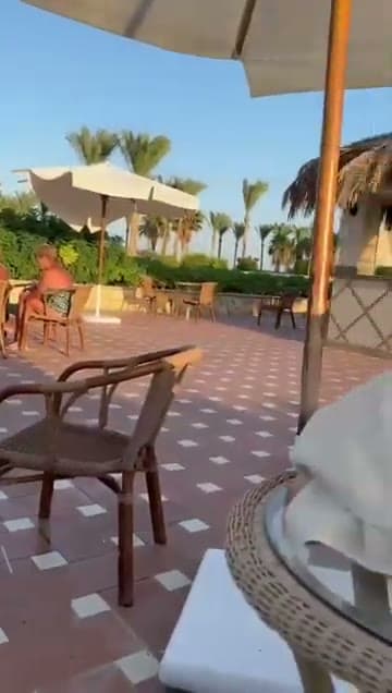 La terrazza sulla piscina del Jaz Mirabel Beach con tavolini, sedie e ombrelloni bianchi