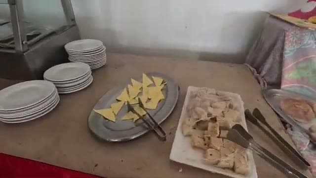 Il banco della colazione del Kanabesh con formaggio a fette e pochi altri vassoi