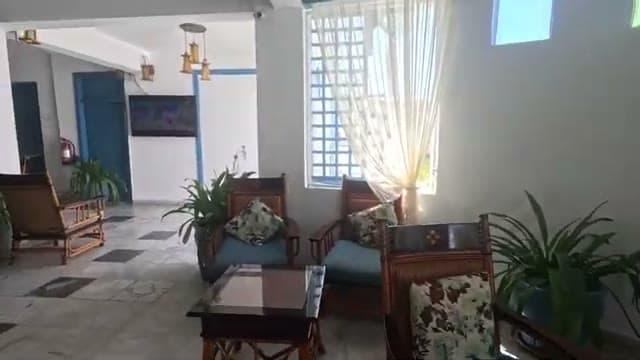 La lobby del Kanabesh con le poltrone in vimini e i lampadari orientali, subito dopo la reception