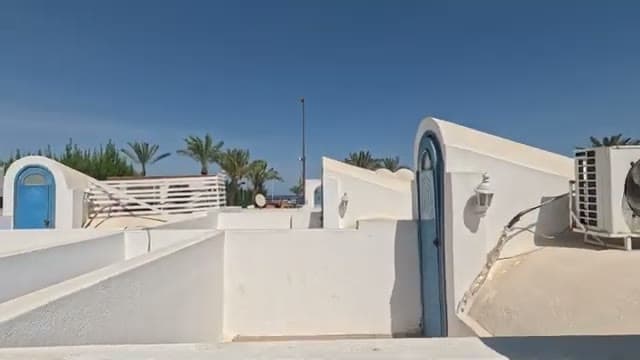 Il solarium privato sul tetto della camera, con le cupole bianche e le porte azzurre del Kanabesh