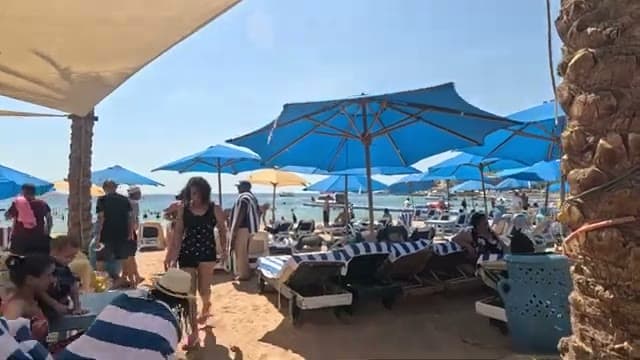 La spiaggia del Kanabesh affollata di lettini e ombrelloni nelle ore della mattina