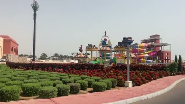 I giardini perfettamente curati del Laguna Vista Sharm Pickalbatros lungo il viale che porta alle piscine