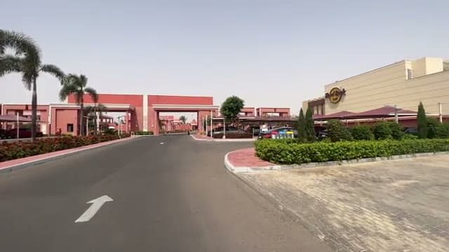 L'ingresso del Laguna Vista Sharm Pickalbatros sulla strada principale di Nabq, con il controllo di sicurezza prima della proprietà
