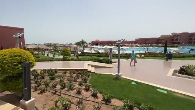 Il viale alberato fra le piscine del Laguna Vista che scendono in direzione del mare