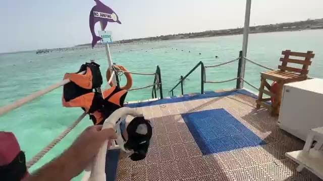 Il pontile per lo snorkeling del Laguna Vista, con giubbotti e maschere pronte all'uso e il cartello "no jumping"