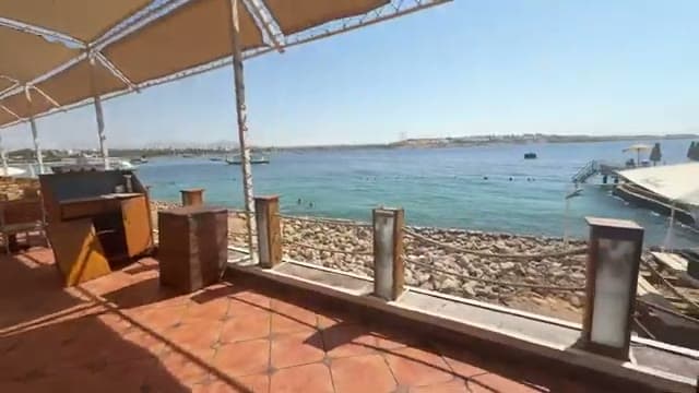 La terrazza della colazione del Lido Sharm Hotel con la tettoia in tela e la vista aperta sul mare della baia