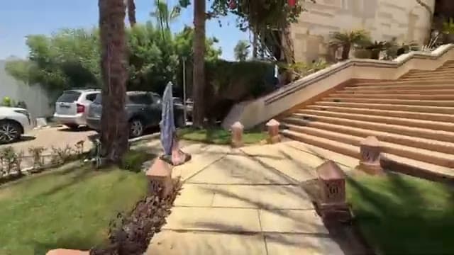 L'ingresso del Lido Sharm Hotel con la scalinata in pietra, le palme e il giardino curato all'arrivo