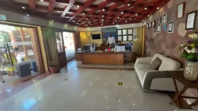 La reception del Lido Sharm Hotel con il bancone in legno, il soffitto a travi e la zona divani