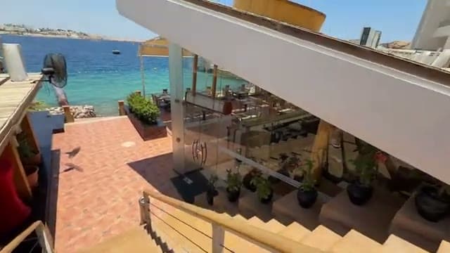 Il ristorante del Lido Sharm Hotel affacciato direttamente sull'acqua turchese della baia di Naama Bay