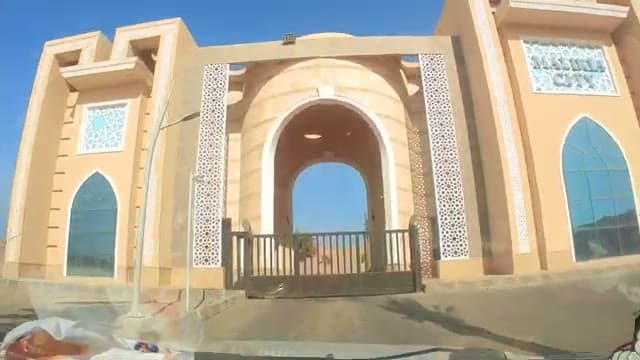 Il grande arco d'ingresso del Malikia Marsa Alam, con la scritta Malikia City sulla facciata color sabbia