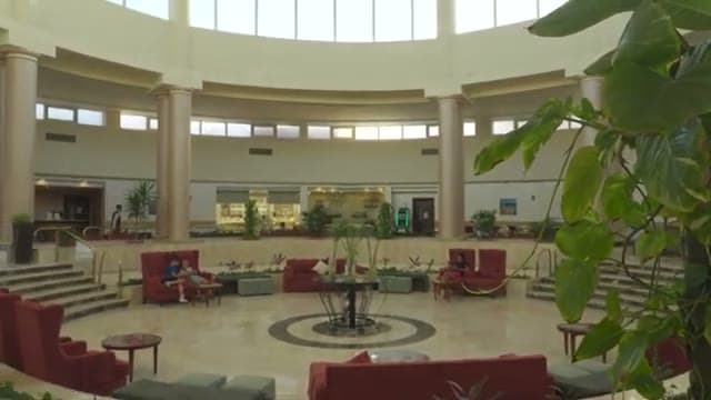 La reception circolare del Malikia Marsa Alam vista dall'alto, con i divani rossi sotto la cupola vetrata