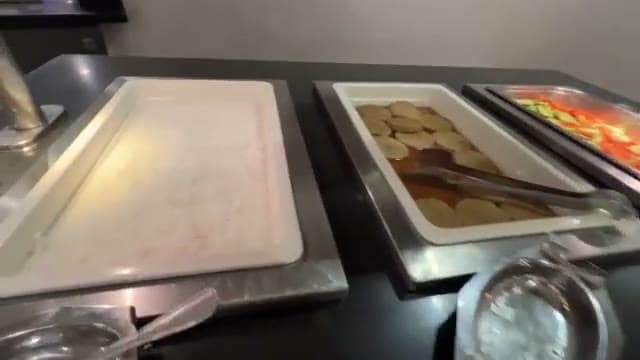 Il buffet della cena al Naama Bay Hotel, tra le vaschette di pane e contorni che hanno deluso me e Guido