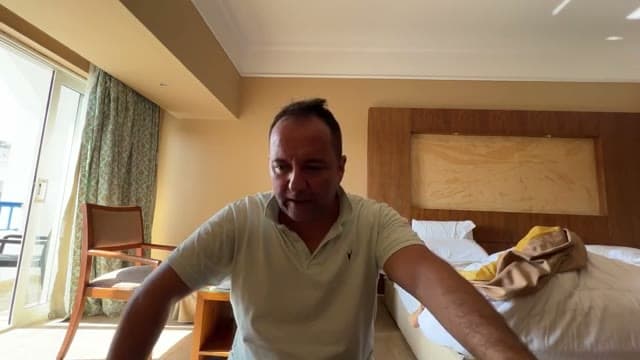 Io in camera al Naama Bay Hotel mentre tiro le somme del soggiorno e dico quanto abbiamo pagato a notte