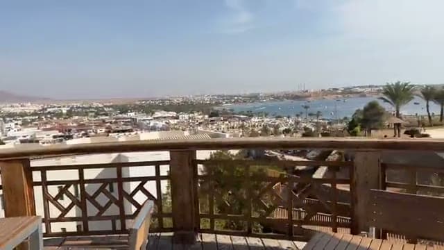 La vista dalla piscina sul terrazzo del Naama Bay Hotel: tutta la baia di Naama Bay e le montagne sullo sfondo