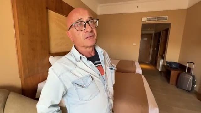 Guido nella camera del Naama Bay Hotel mentre commenta il livello dell'albergo, paragonabile a un tre stelle