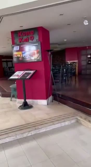 L'ingresso del ristorante giapponese all'interno del resort, chiuso e senza clienti