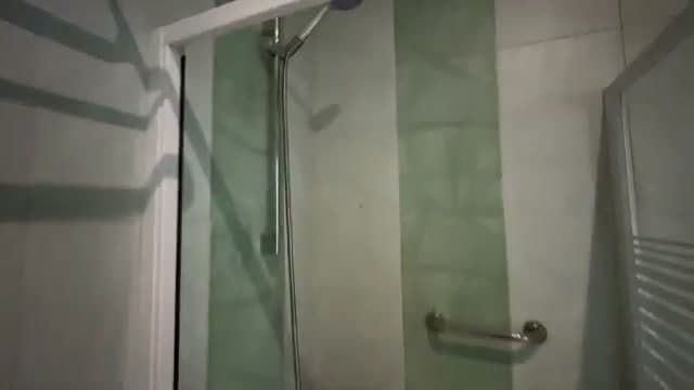 La doccia del Naama Blu senza tendina né vetro di chiusura: l'acqua finisce dappertutto