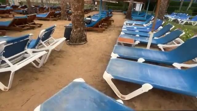I lettini a rete della spiaggia convenzionata con il Naama Blu, scoloriti e visibilmente usurati