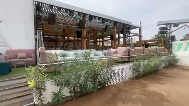 La zona lounge della spiaggia Calimera con divani e casse, lo spazio che la sera diventa pista da ballo