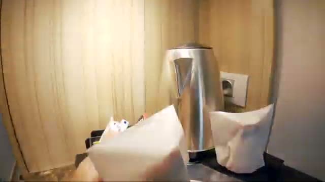 L'angoletto di ristoro in camera con il bollitore e le bustine di tè e caffè gratuiti