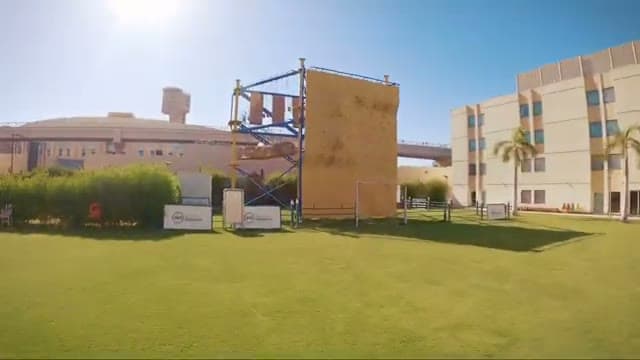 L'area giochi per bambini del Novotel Cairo Airport con il muro da arrampicata e il percorso a ostacoli sul prato