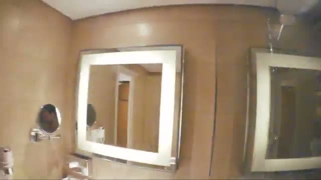 Il bagno della camera del Novotel Cairo Airport con lo specchio illuminato e le ceramiche chiare