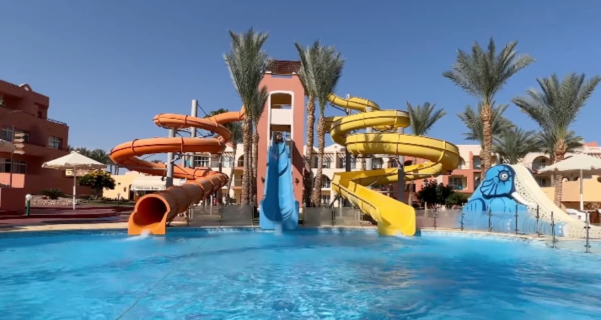 Gli scivoli colorati dell'acquapark per bambini del Nubian Village, circondati da palme