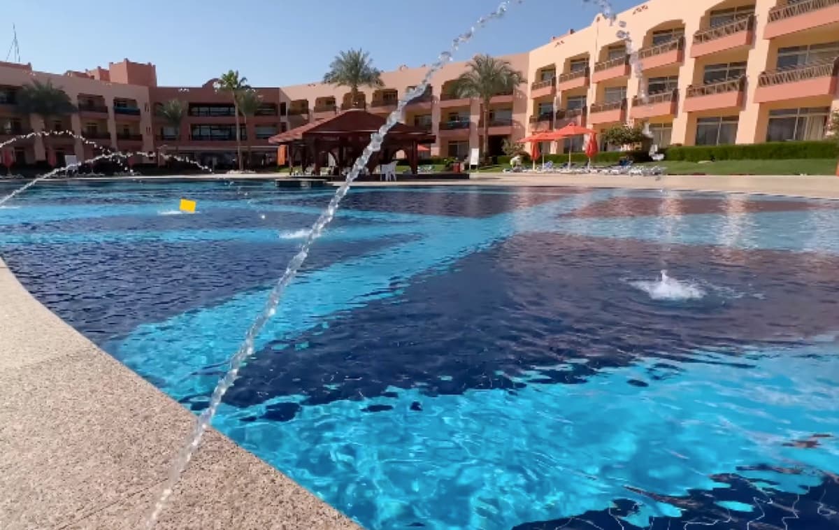 Il piazzale con la piscina centrale del Nubian Village, con le fontane e gli edifici delle camere sullo sfondo