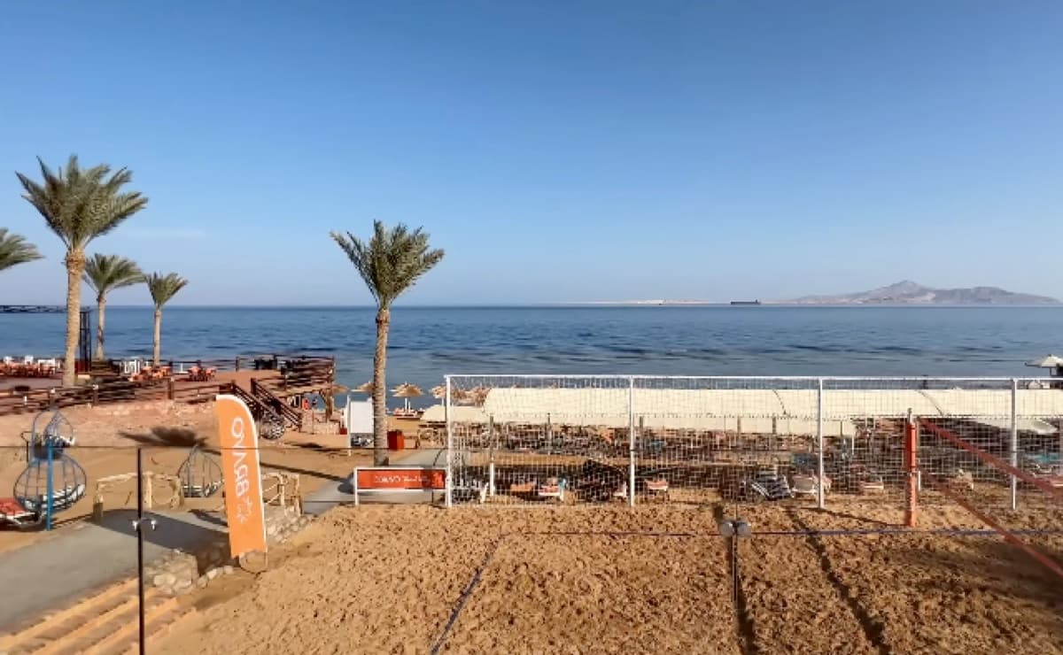 La spiaggia del Nubian Village al mattino presto, con le palme e il mare calmo di Nabq