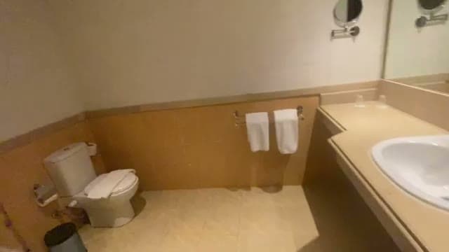 Il bagno della camera all'Old Vic Resort: ampio, essenziale e pulito