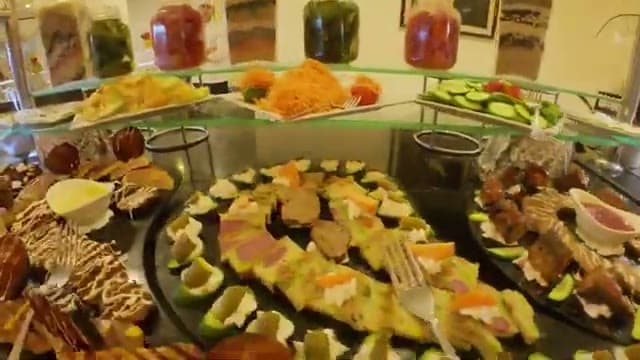 Gli antipasti del buffet della cena all'Old Vic Resort, presentati con cura