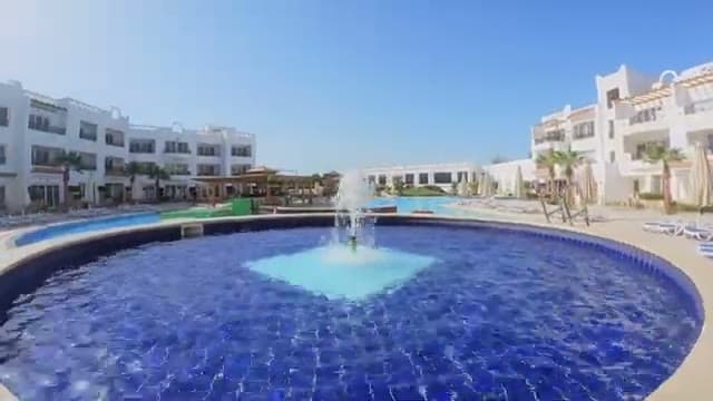 La piscina centrale dell'Old Vic Resort con gli edifici delle camere tutto intorno