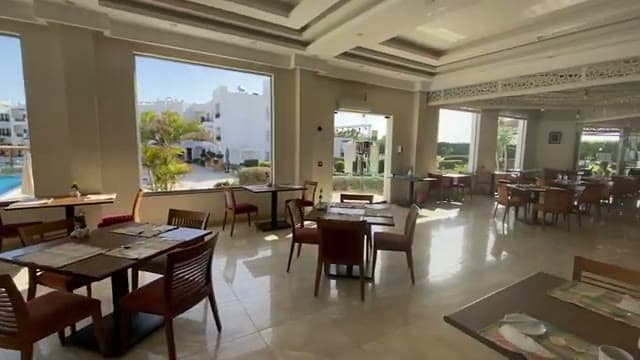 Il Victoria Restaurant dell'Old Vic Resort con le grandi finestre e la luce naturale