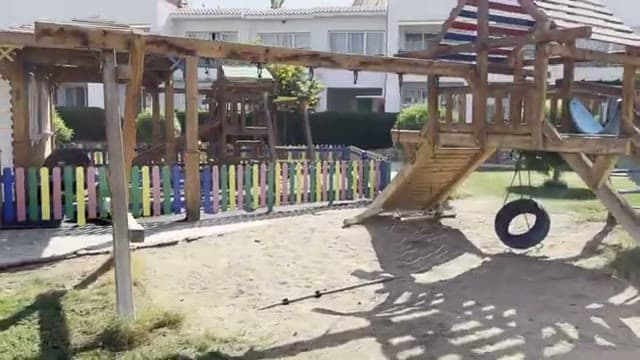 Il parco giochi in legno del Panorama Naama Heights con la sabbia, la torretta e la ruota per arrampicarsi