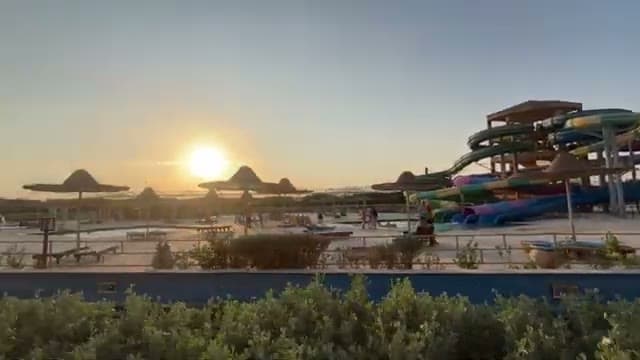 L'aquapark del Parrotel Lagoon al tramonto, con le torri degli scivoli e gli ombrelloni