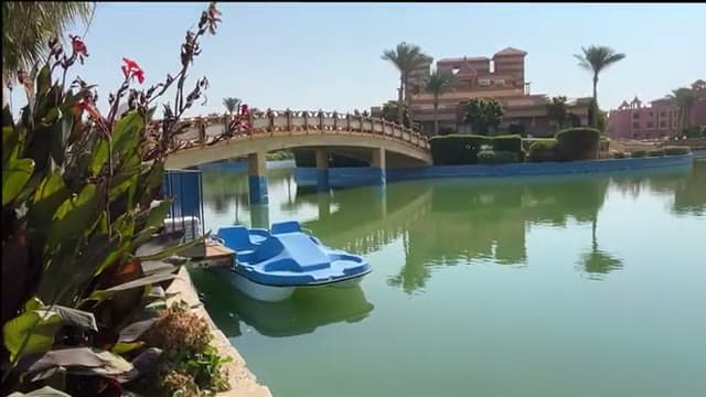 Un pedalò sulla laguna del resort, sotto uno dei ponti che collegano le due sponde