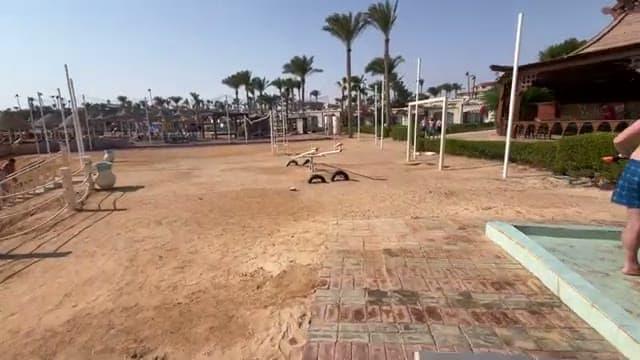 Il parco giochi sulla sabbia della spiaggia condivisa dei Parrotel, con altalene e giochi per bambini
