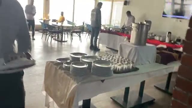 La sala colazione del Pharaohs Hotel al Cairo, con le grandi vetrate e il tavolo del buffet