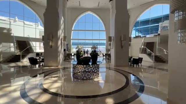 L'elegante area lounge in marmo sotto la lobby del PickAlbatros Palace, con gli archi vista mare